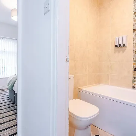 Modern & Spacious 2 Bed House - Free Parking