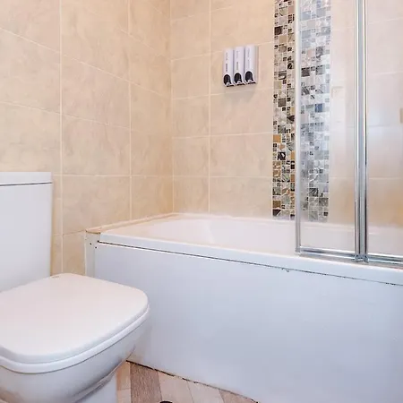 Modern & Spacious 2 Bed House - Free Parking Сasa de vacaciones