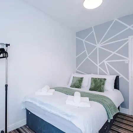 Modern & Spacious 2 Bed House - Free Parking Bradford (West Yorkshire)