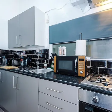 Modern & Spacious 2 Bed House - Free Parking