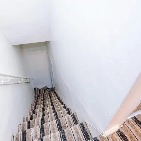 Modern & Spacious 2 Bed House - Free Parking Bradford (West Yorkshire)