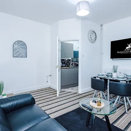 Modern & Spacious 2 Bed House - Free Parking *