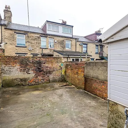Modern & Spacious 2 Bed House - Free Parking Holiday home