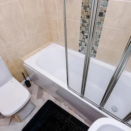 Сasa de vacaciones Modern & Spacious 2 Bed House - Free Parking *