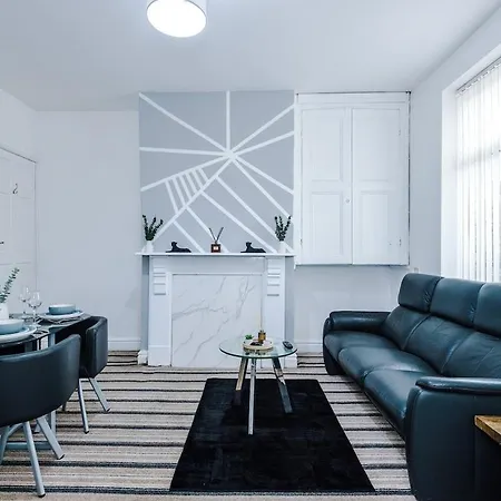 Modern & Spacious 2 Bed House - Free Parking * Bradford (West Yorkshire)
