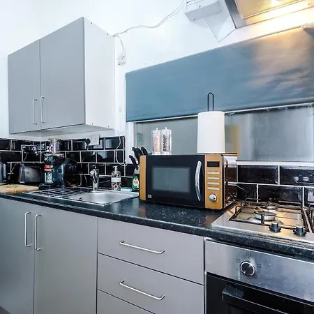 Modern & Spacious 2 Bed House - Free Parking