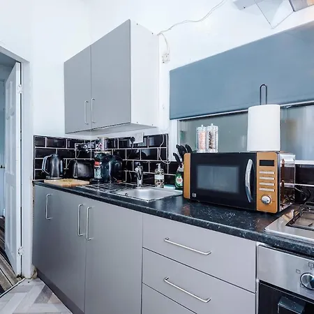 Modern & Spacious 2 Bed House - Free Parking Holiday home Bradford (West Yorkshire)